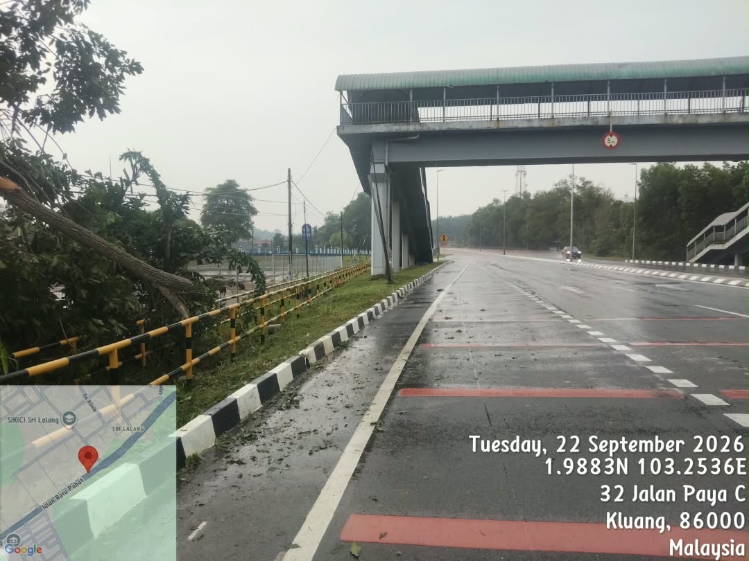 Keadaan selepas tindakan: Pokok tumbang (dahan patah) keatas sebahagian jalan utama ke Kluang sebelah kiri berhampiran jejantas SJKC Sri Lalang. Mohon tindakan segera.