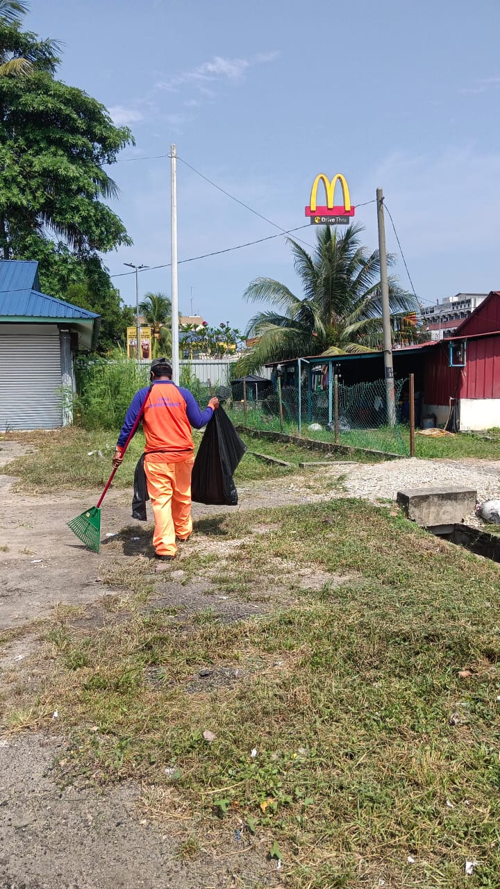 Keadaan selepas tindakan: Pembersihan longkang di belakang Gerai MDYP Taman JPN bersebelahan Mc Donald perlu dibuat segera.